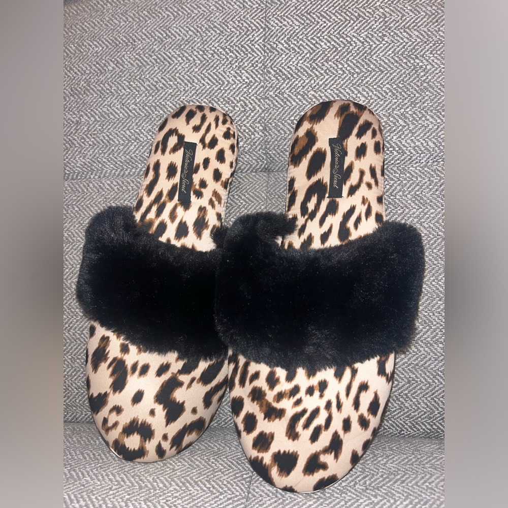 Victoria’s Secret Women's Animal Print Slippers‎ With Fur Details